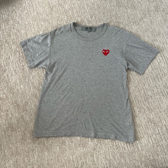 COMME DES GARÇONS CDG PLAY BASIC COLOURED T-SHIRT RED EMBLEM (GREY) - Picture 1 of 4